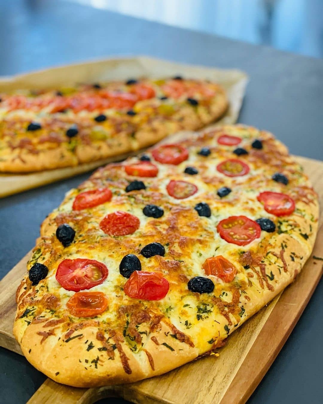 طرز تهیه  نان سیر و گوجه فرنگی (روش 3)