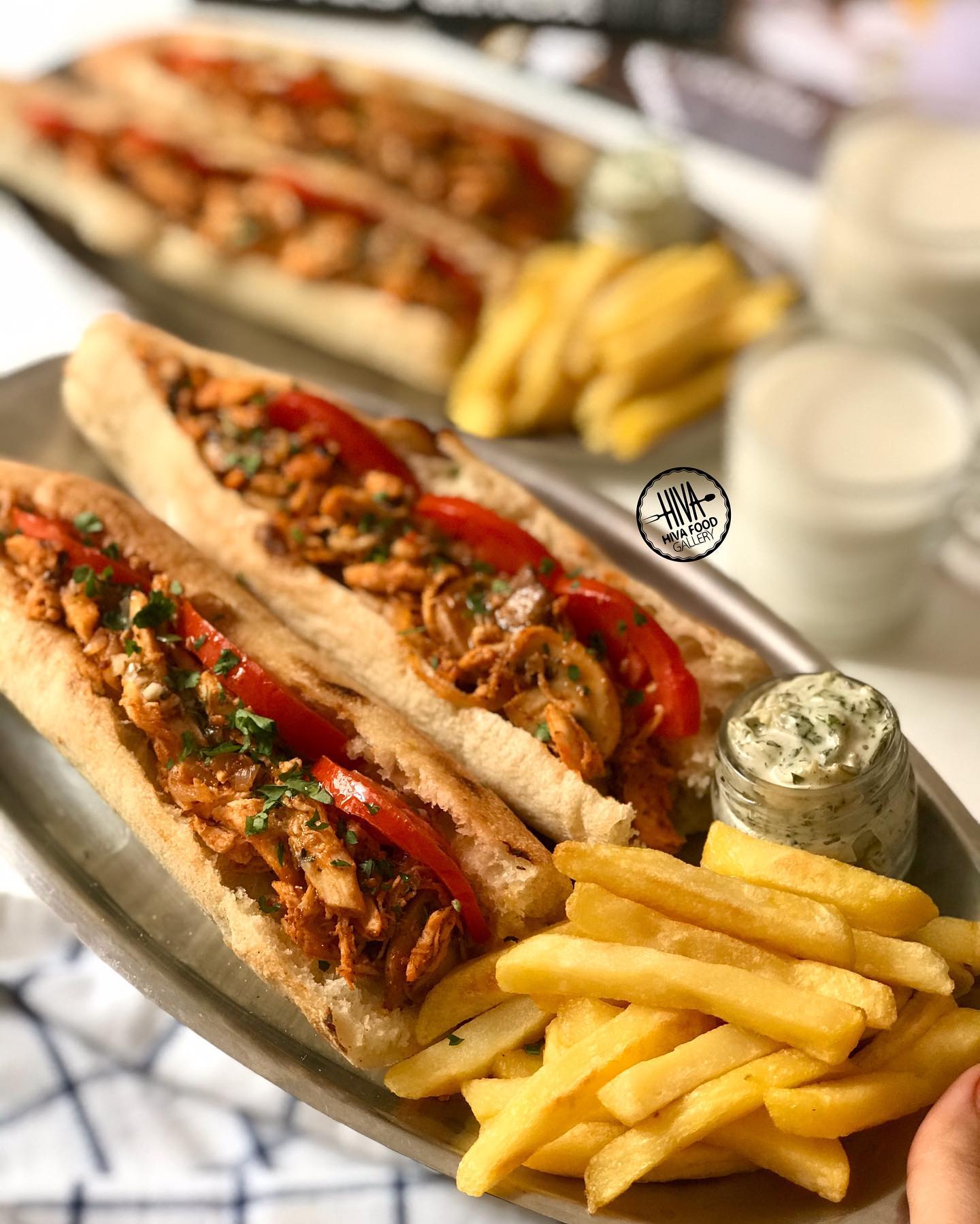 طرز تهیه ساندويچ مرغ با سس جعفری